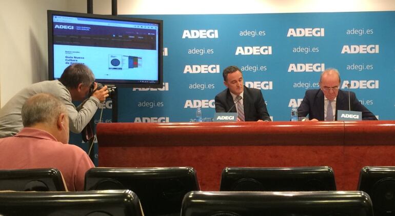 Ayerza y Guibelalde, durante la presentación de los resultados de la encuesta de coyuntura económica de Adegi.