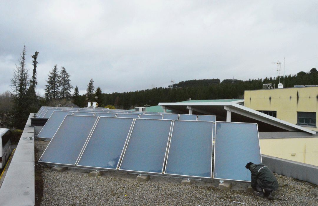 Los nuevos paneles solares en el edificio de Compostilla