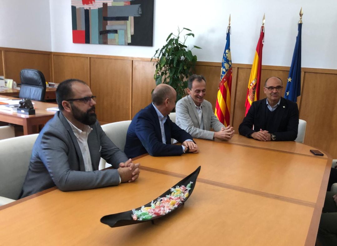 Imagen de la reunión del candidato socialista, Pedro Duque, con el rector de la UA, Manuel Palomar