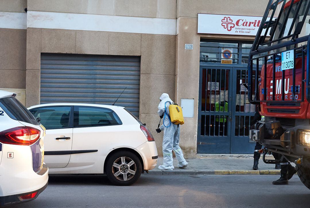 Un militar de la UME desinfecta las calles de Villarreal durante el quinto día de confinamiento