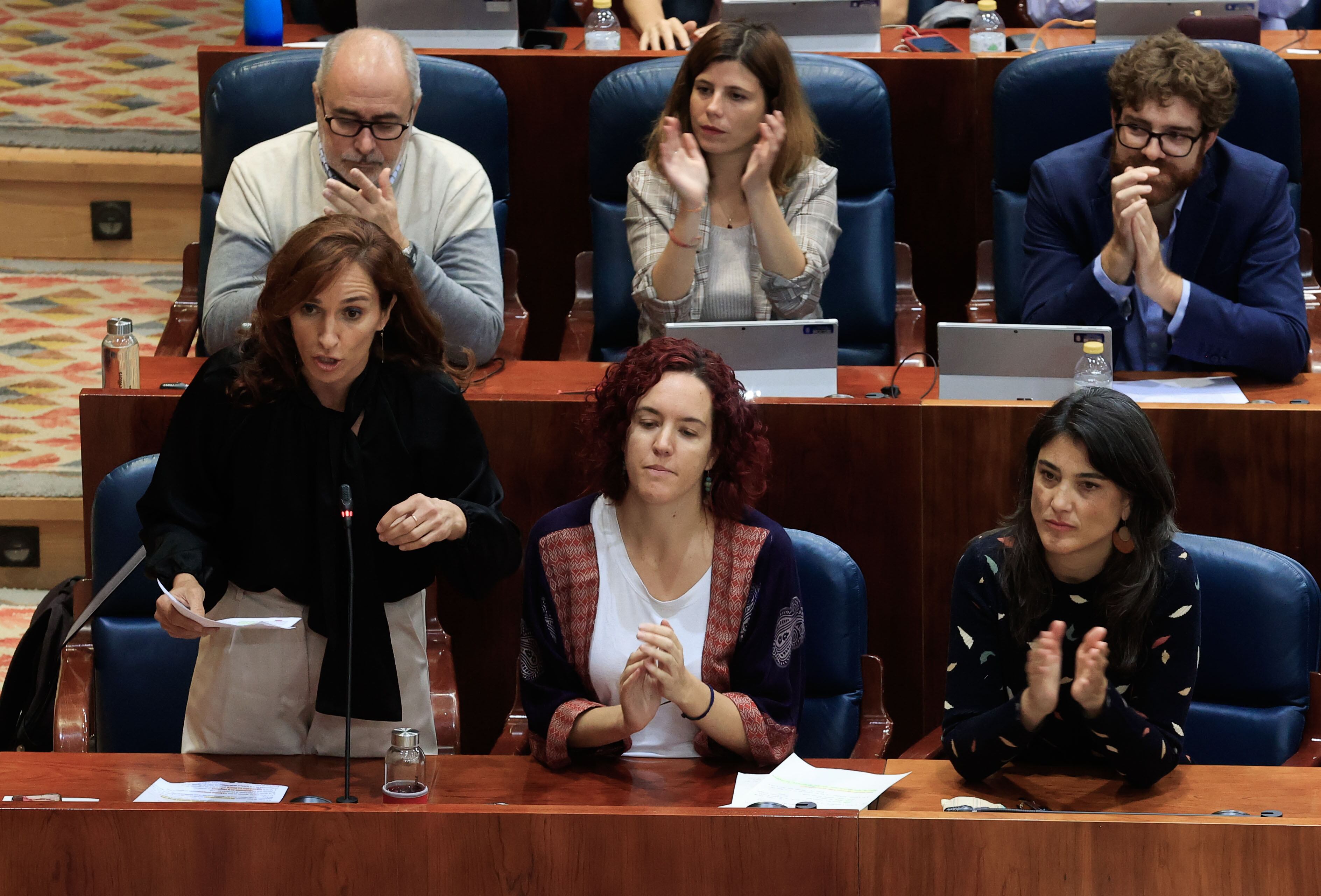 La portavoz de Más Madrid, Mónica García (i), junto a sus compañeras de partido María Pastor (c) y Manuela Bergerot, interviene ne el pleno de la Asamblea de Madrid celebrado este jueves