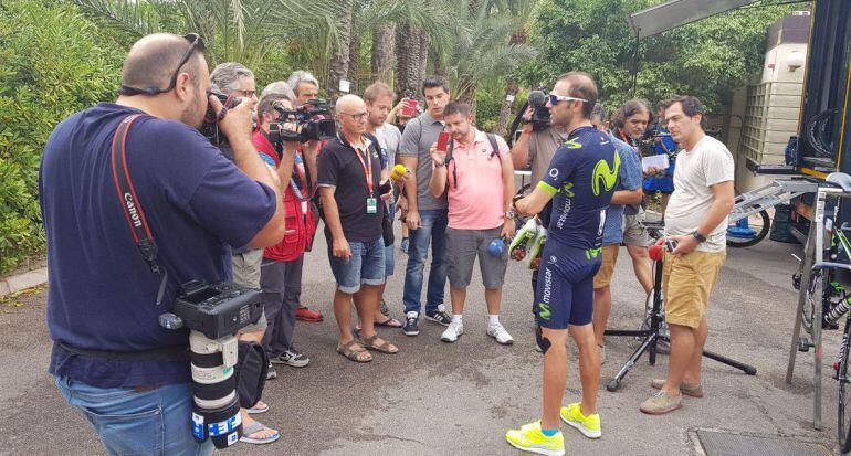 Valverde atiende a la prensa en la jornada de descanso