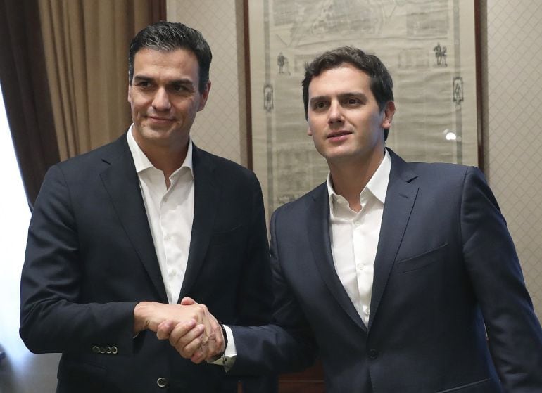 El secretario general del PSOE, Pedro Sánchez (i), y el presidente de Ciudadanos, Albert Rivera, durante su reunión