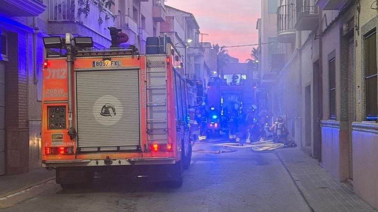 Bomberos del Consorcio Provincial de Valencia durante la intervención en la vivienda afectada por el incendio en l’Olleria