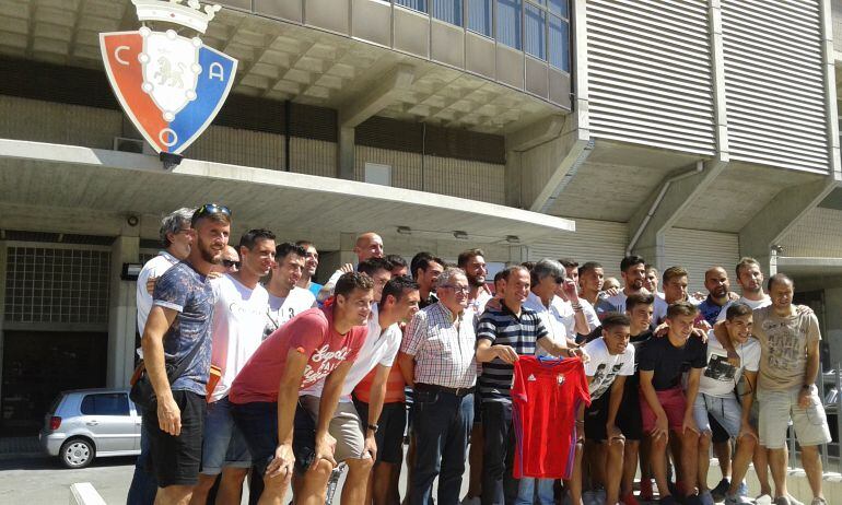 Nino se despide de Osasuna arropado en El Sadar por el club y la plantilla 