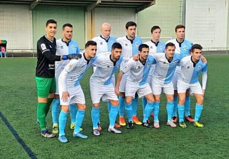 Formación titular del Compostela en el partido de esta tarde en el Municipal de Laracha