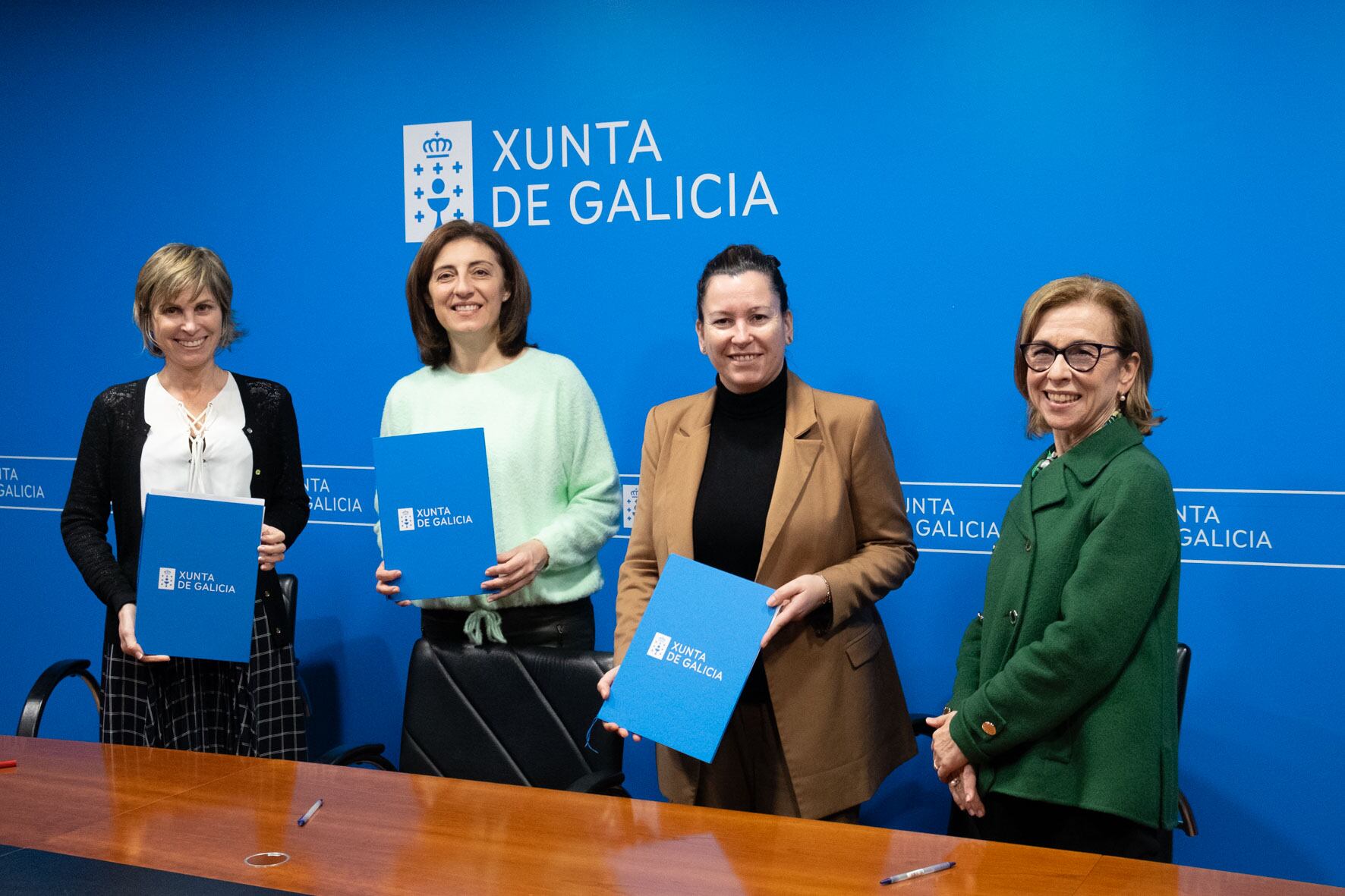 A conselleira de Medio Ambiente, Territorio e Vivenda, Ángeles Vázquez, e a directora de Turismo de Galicia, Nava Castro, asinarán un convenio de colaboración coa alcaldesa de Salvaterra de Miño, Marta Valcárcel. (Foto: Xoán Crespo)