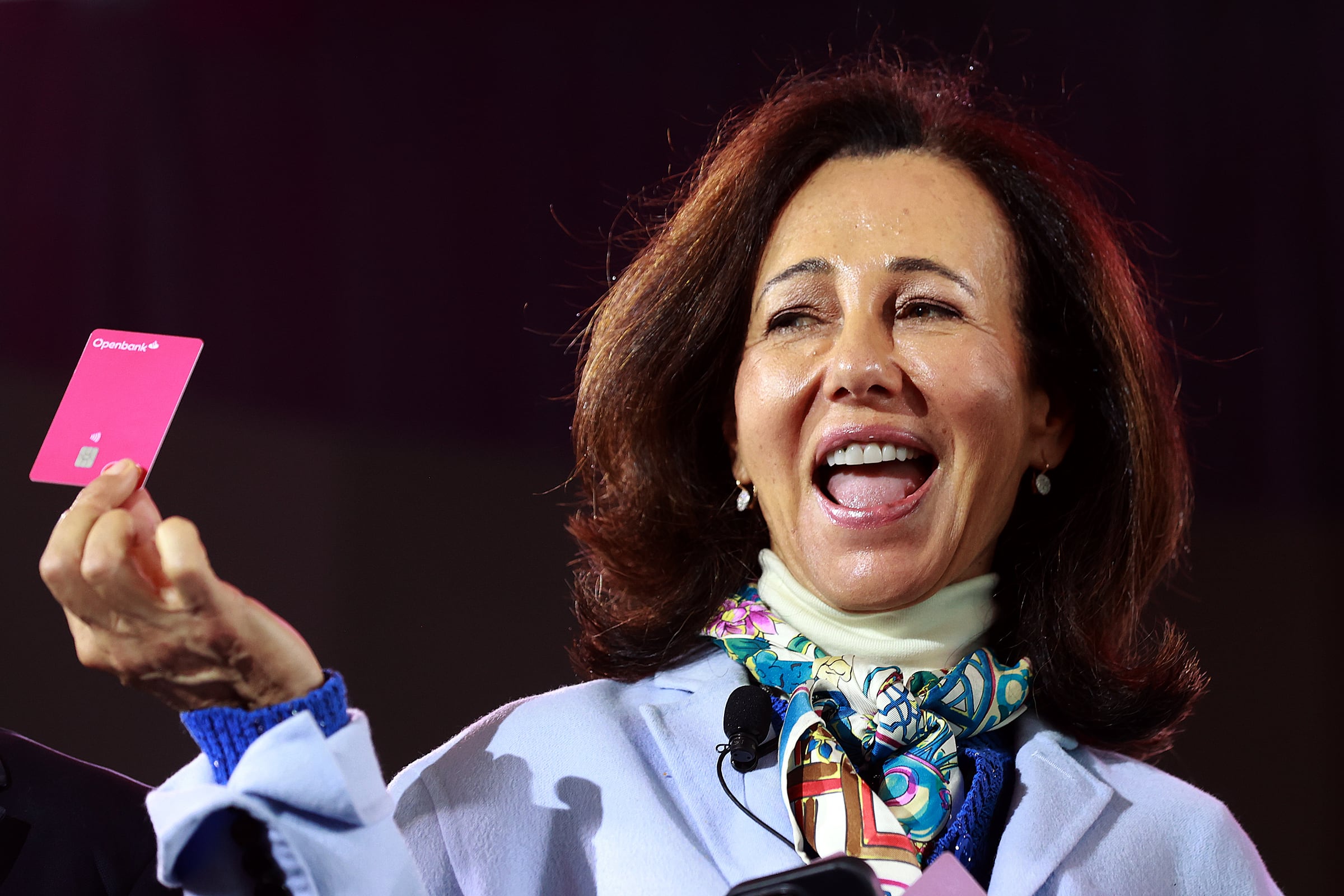 La presidenta del Banco Santander, Ana Botín, mostrando una tarjeta bancaria durante una conferencia de prensa en Ciudad de México