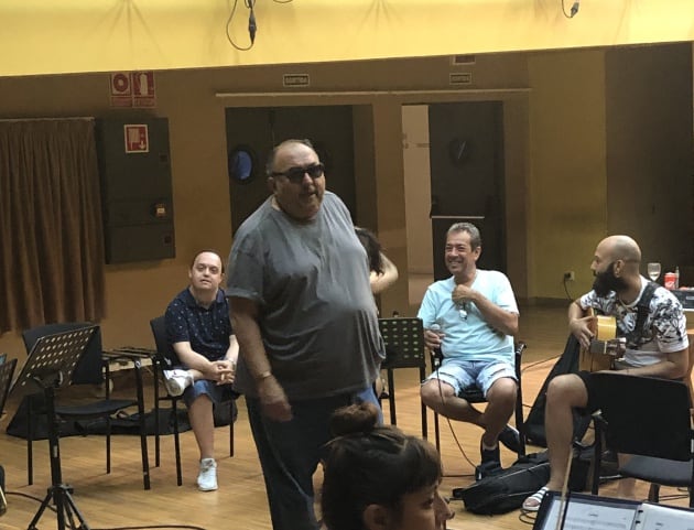 Petitet durante un ensayo de la Orquesta Sinfónica de Rumba del Raval