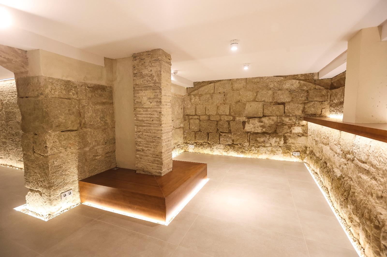 Sóntano de la nueva tienda de Ecomputer en Huesca con los restos romanos y medievales recuperados