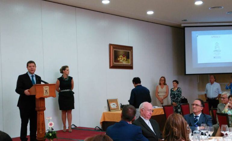 Emiliano García-Page en su intervención durante la comida de la asociación de cuchilleros de Albacete