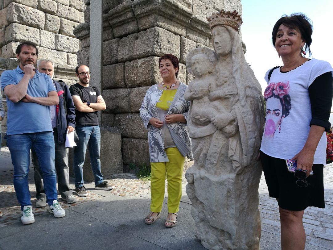 La alcaldesa Clara Luquero y la concejala de patrimonio Claudia de Santos flanquean la réplica de la Virgen del Consuelo que se ha instalado en lo alto del Acueducto