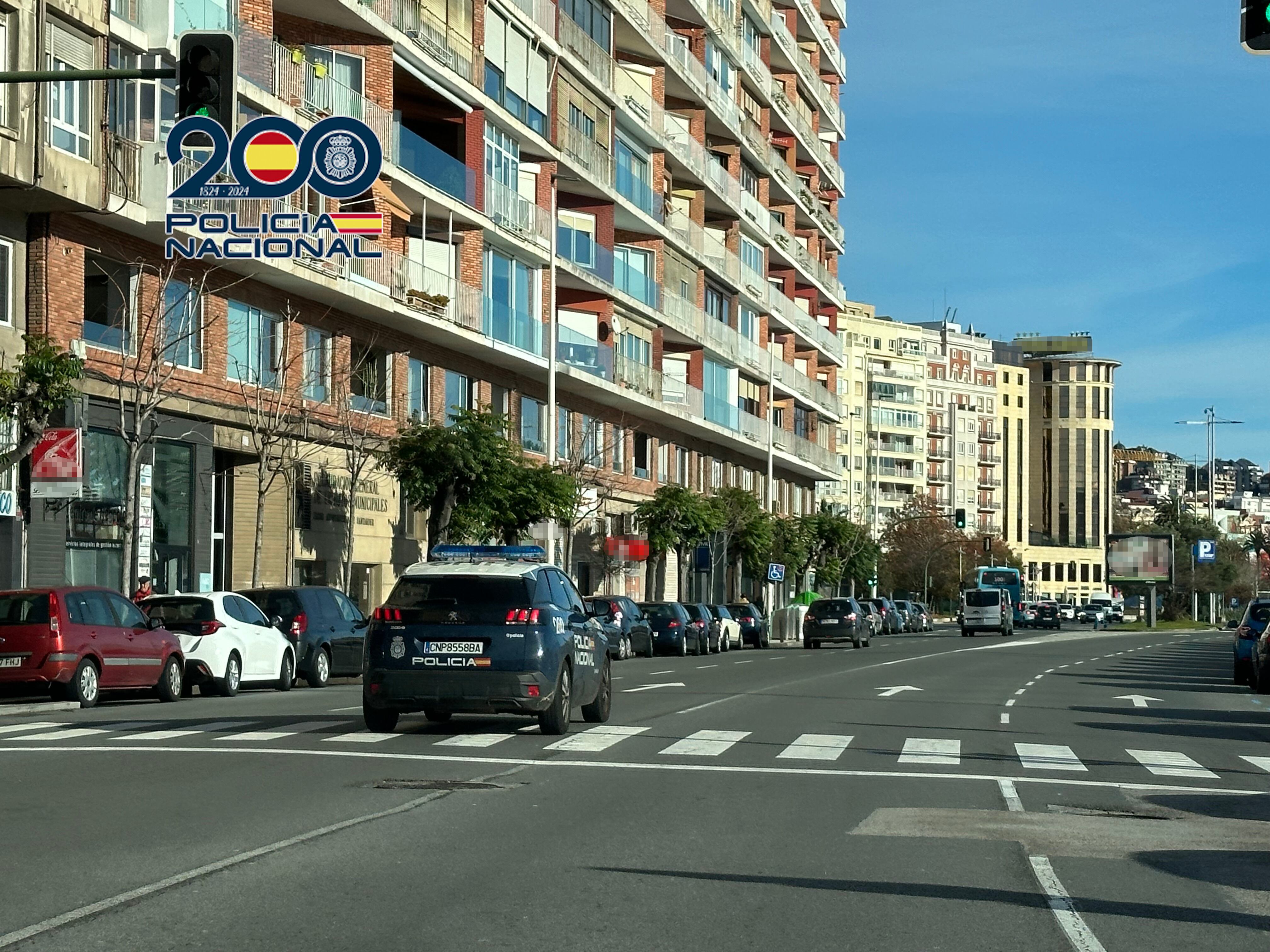 Coche patrulla de la Policía Nacional en la calle Antonio López de Santander.