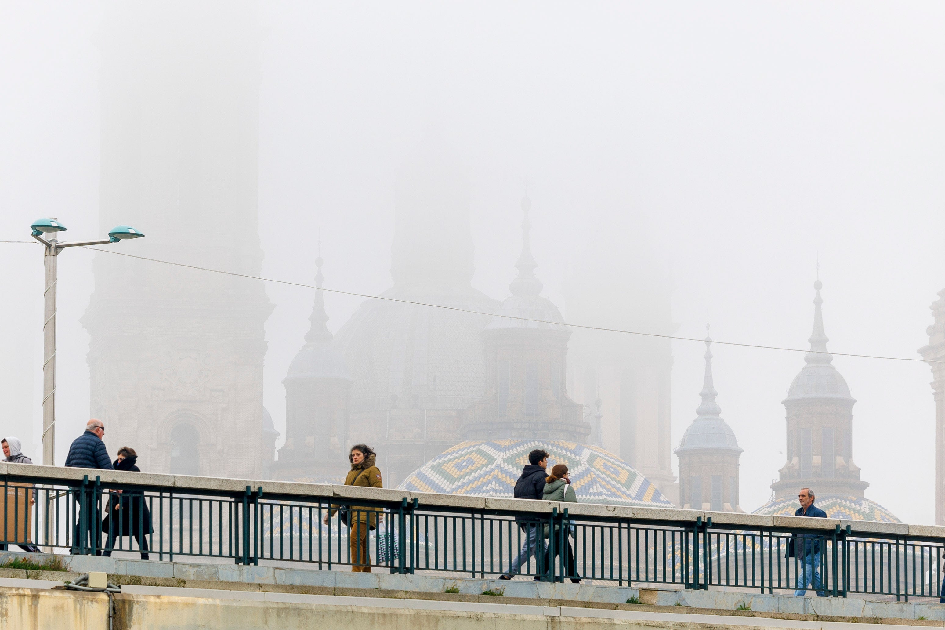 ZARAGOZA, 29/11/2024.- Vista de la Basílica del Pilar este viernes en Zaragoza, donde la Agencia Estatal de Meteorología (Aemet) anuncia en Aragón cielo poco nuboso o despejado con intervalos de nubes altas, brumas y bancos de niebla matinales en depresiones, especialmente en la depresión del Ebro y temperaturas mínimas con ascensos locales en la Ibérica y sin cambios en el resto; máximas en ascenso. EFE/Javier Cebollada
