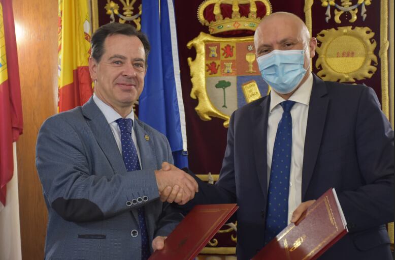 El presidente de la Diputación, Álvaro Martínez Chana (derecha) y el presidente de la Junta de Cofradías, Jorge Sánchez Albendea