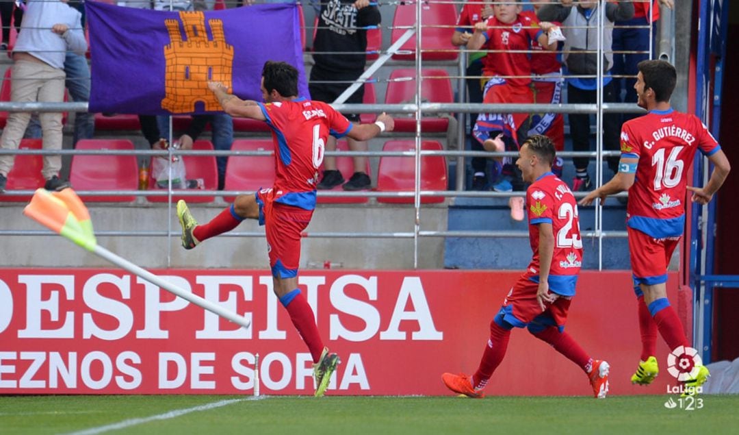 Escassi celebra el gol marcado de falta directa.