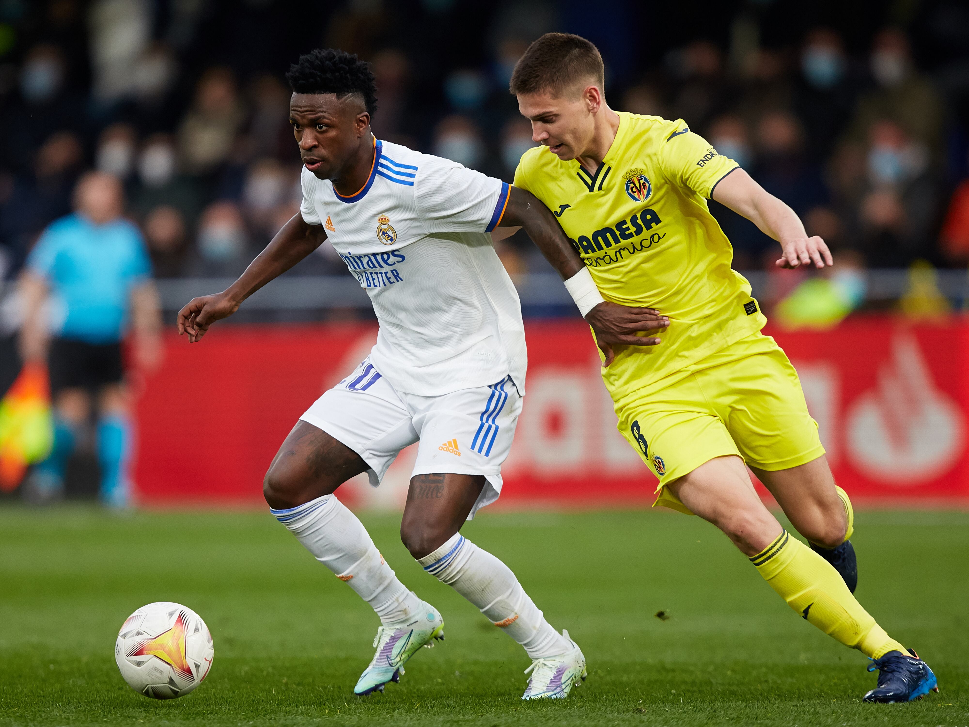 Vinicius y Foyth durante el partido entre el Villarreal CF y Real Madrid . (Photo by David Aliaga/NurPhoto via Getty Images)