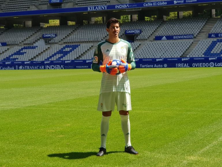 Champagne posa con la camieta del Real Oviedo