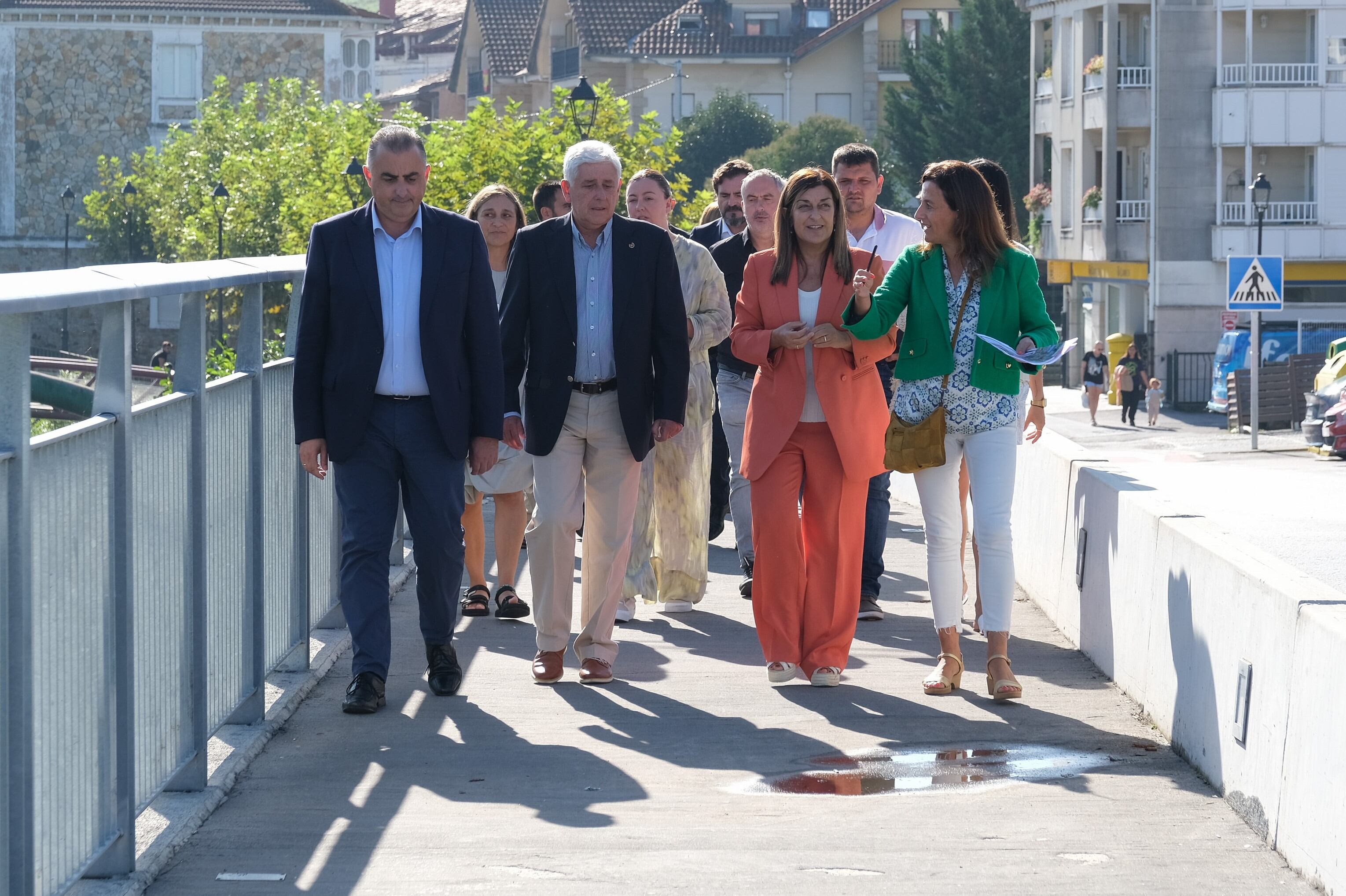 El alcalde de Ampuero, Patricio Martínez, entre la presidenta de Cantabria, María José Sáenz de Buruaga, y el consejero de Fomento, Roberto Bedia, en una reciente visita al municipio.