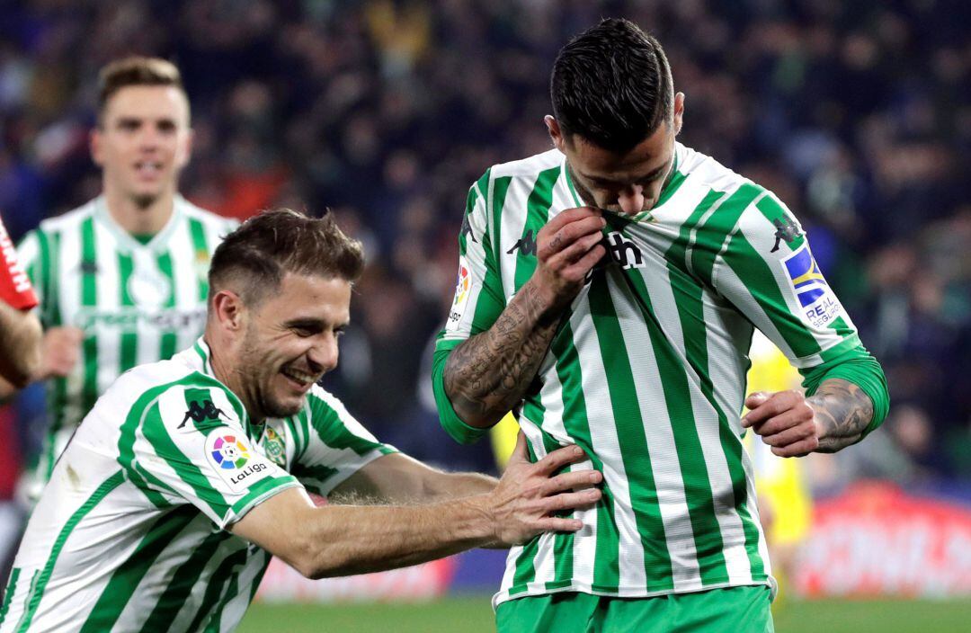 Sergio León celebra con Joaquín el 2-1 en el marcador.