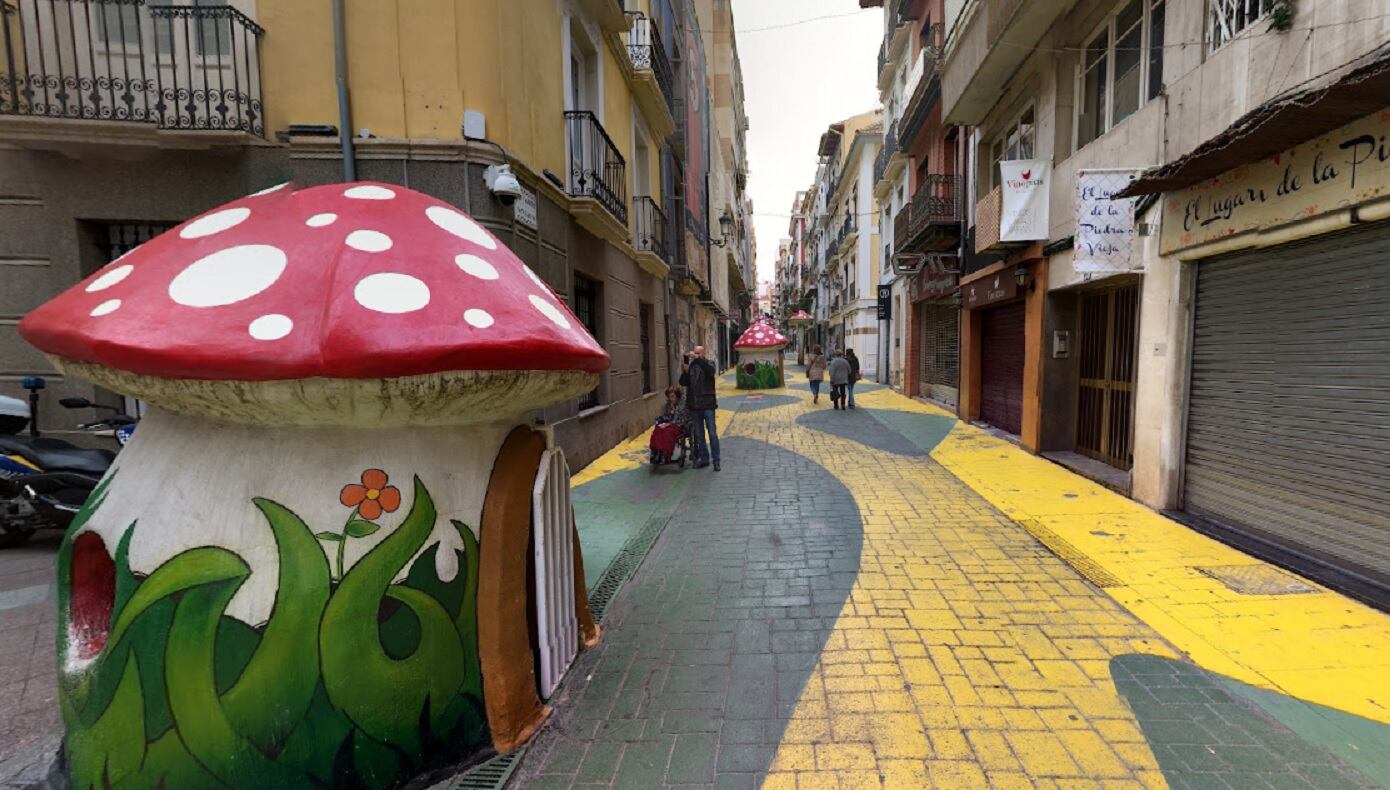 Imagen de archivo de la calle de las setas donde se aprecian los desperfectos en la pintura del pavimento, pese a ser reciente