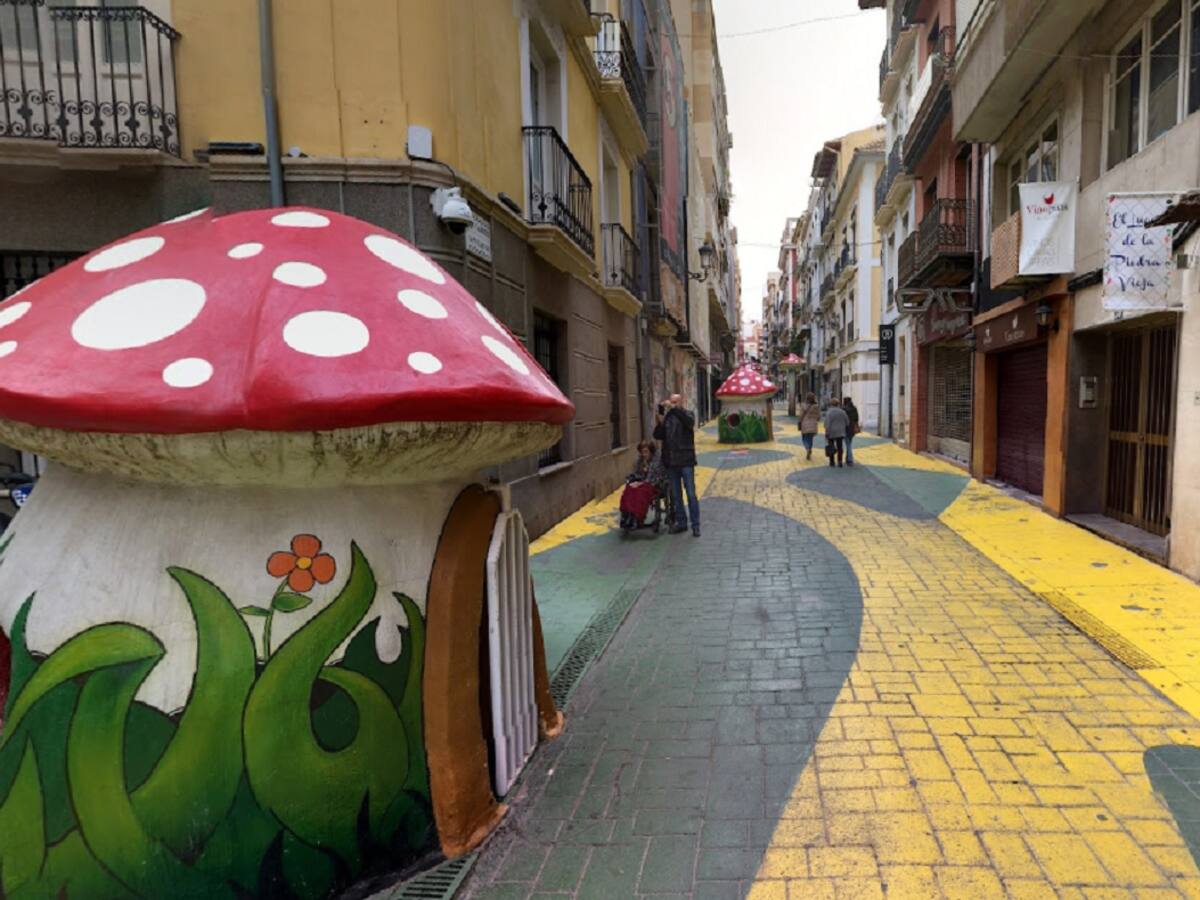 El Ayuntamiento de Alicante se plantea cambiar el pavimento de la calle de las setas para no tener que repintarlo