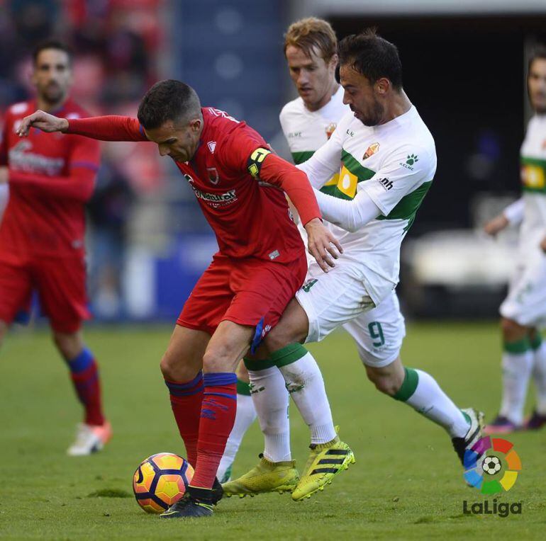 Matilla pugna por el balón con Julio Álvarez en el Numancia-Elche 