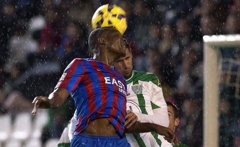 Simao Mate remata de cabeza