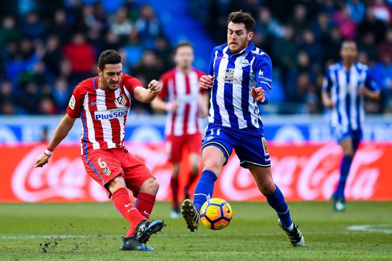 Ibai Gómez y Koke pugnan por la pelota