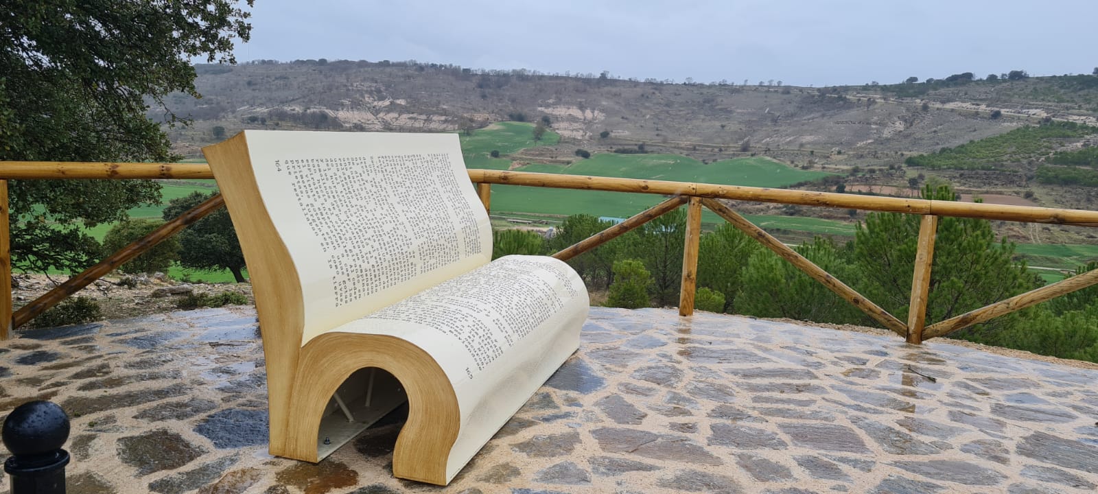 Un libro de Delibes preside a modo de banco el nuevo mirador de Valdecañas de Cerrato