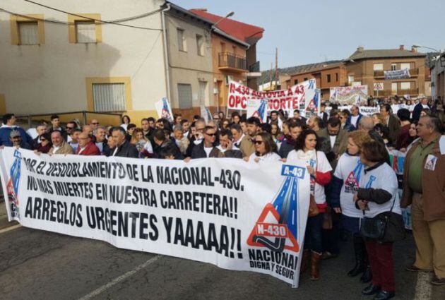 Manifestación en Puebla de Rodrigo exigiendo el desdoblamiento de la N-430 y la mejora del firme de la carretera.