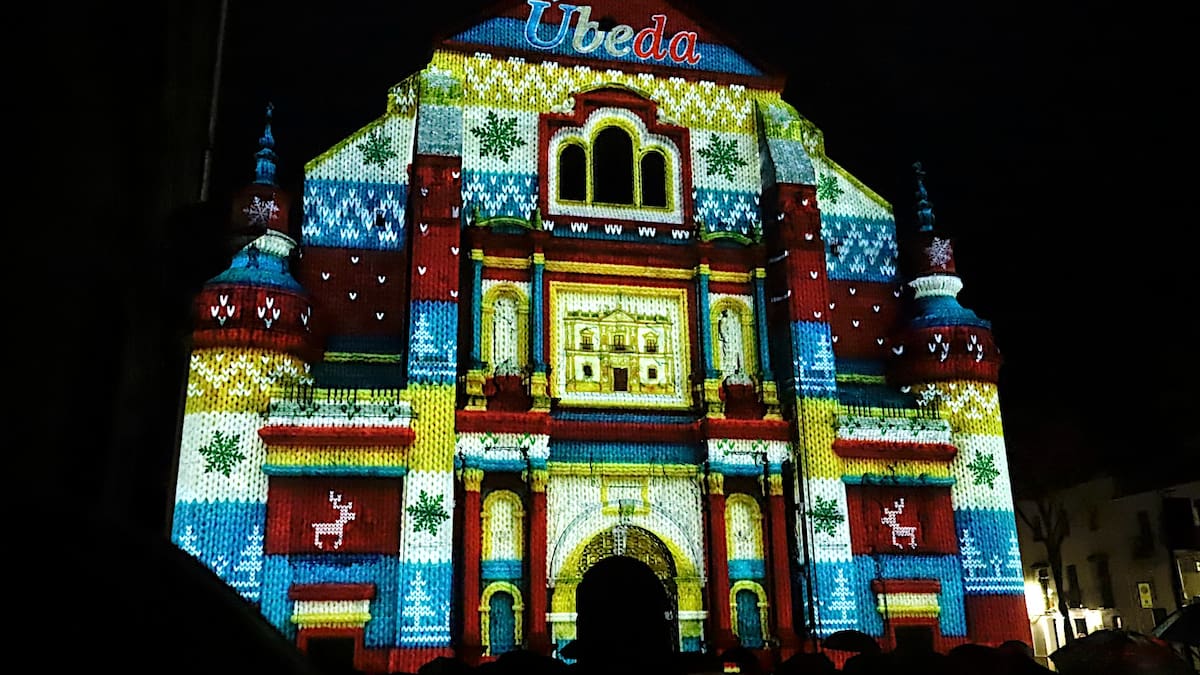 El videomapping navideño sobre la fachada del Salvador de Úbeda vuelve a sorprender