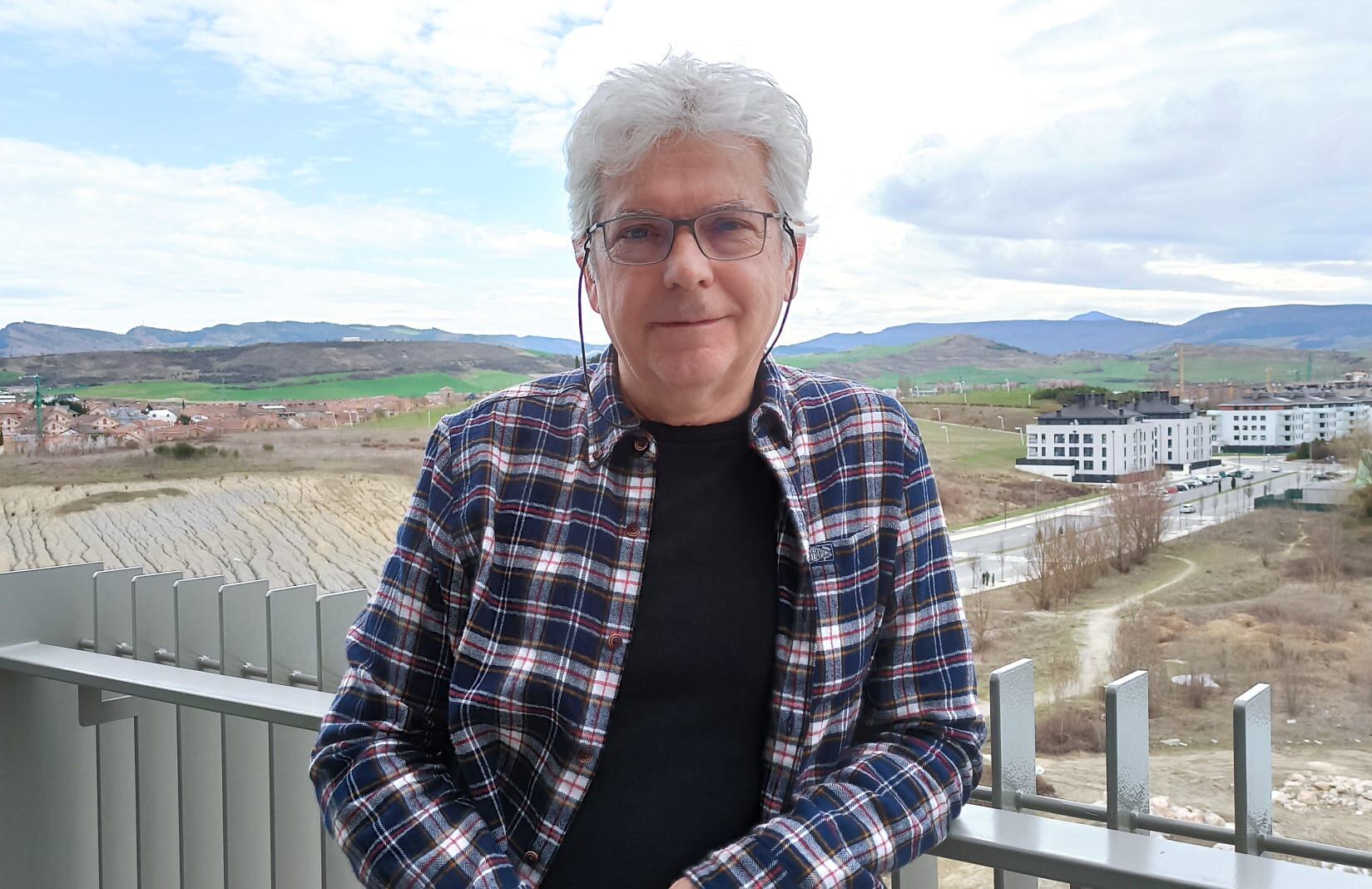 José Fontecha posa en el balcón de su casa antes de salir rumbo a Ucrania.