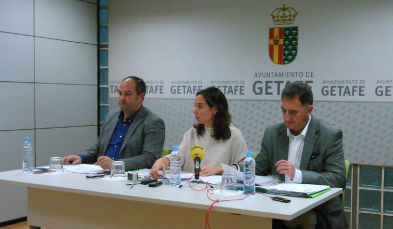 Sara Hernández junto al edil Herminio Vico y Javier Santos, de IU