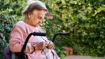 240 euros, una hora de asistencia a domicilio y cien muertes al día: 18 años de la Ley de Dependencia