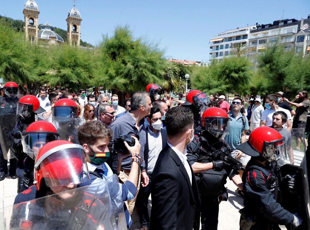 El dirigente de Vox, Ortega Smith (c) sale escoltado por la Ertzaintza tras participar en un acto electoral en San Sebastián este domingo