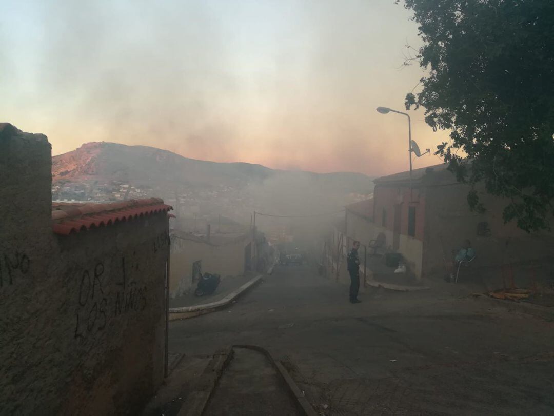 Agentes de la Policía Local intervienen en uno de los fuegos provocados este fin de semana