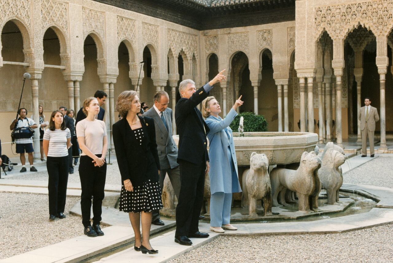 Bill y Hillary Clinton en la Alhambra (Granada) junto a los reyes de España en 1997 y el entonces príncipe Felipe