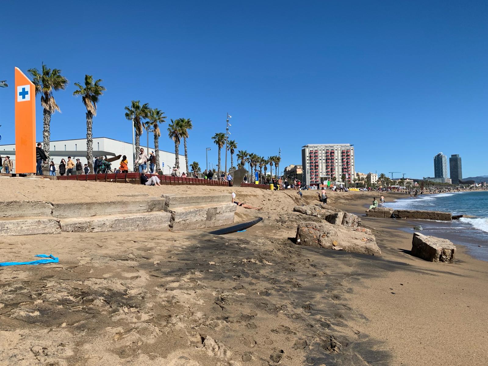 Les fortes onades han deixat al descobert canonades i han malmès algunes dutxes