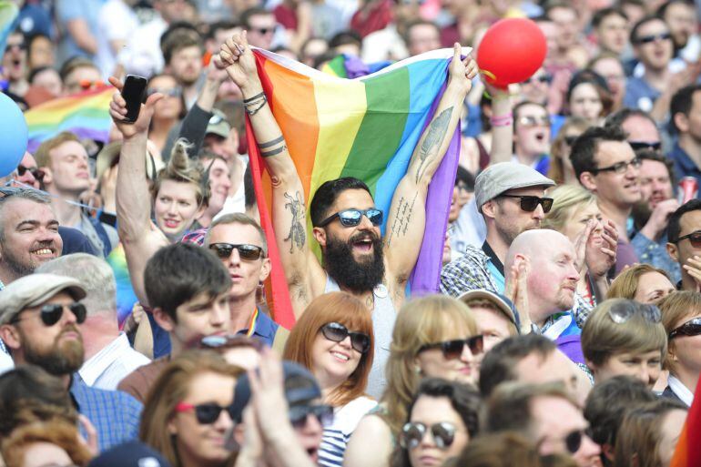 . Dublin (Ireland), 23/05/2015.- People reacting to results coming in from constituencies around Ireland suggesting an overwhelming majority in favour of the referendum on same-sex marriage, in Dublin, Ireland, 23 May 2015. The first results were declared