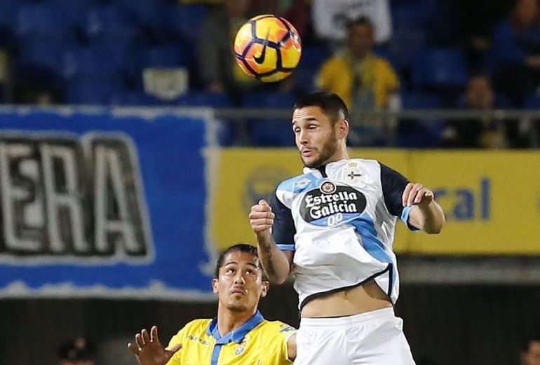 Andone salta ante Lemos en un lance de Las Palmas-Deportivo