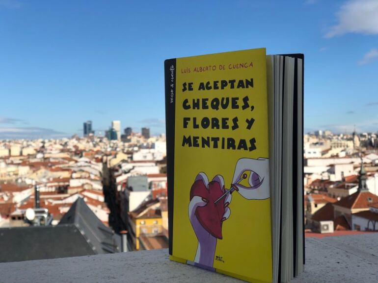 Publicación de Luis Alberto de Cuenca con Verso & Cuento. Madrid, al fondo.