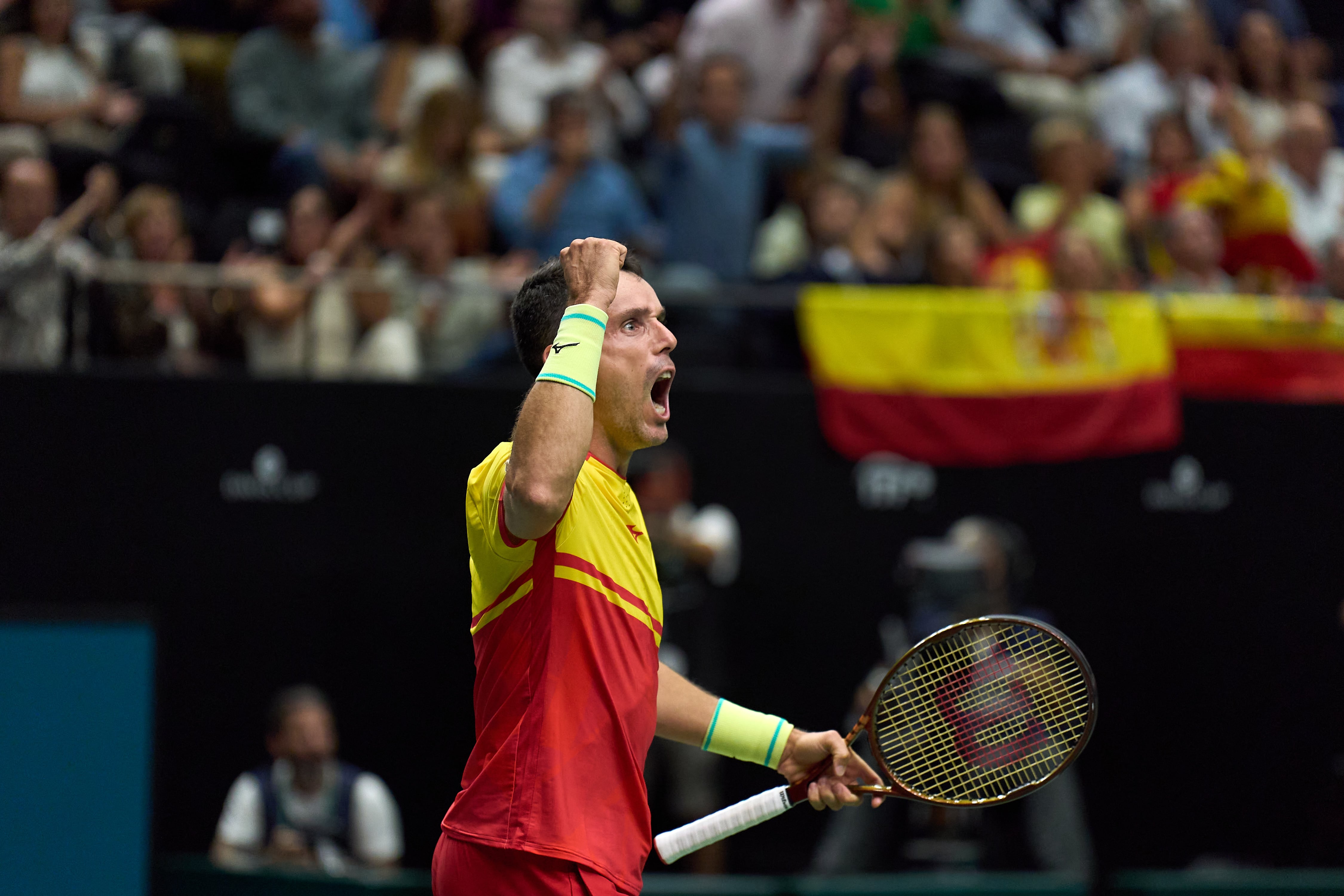 Roberto Bautista celebra un punto en su partido de la Copa Davis ante Arthur Fils