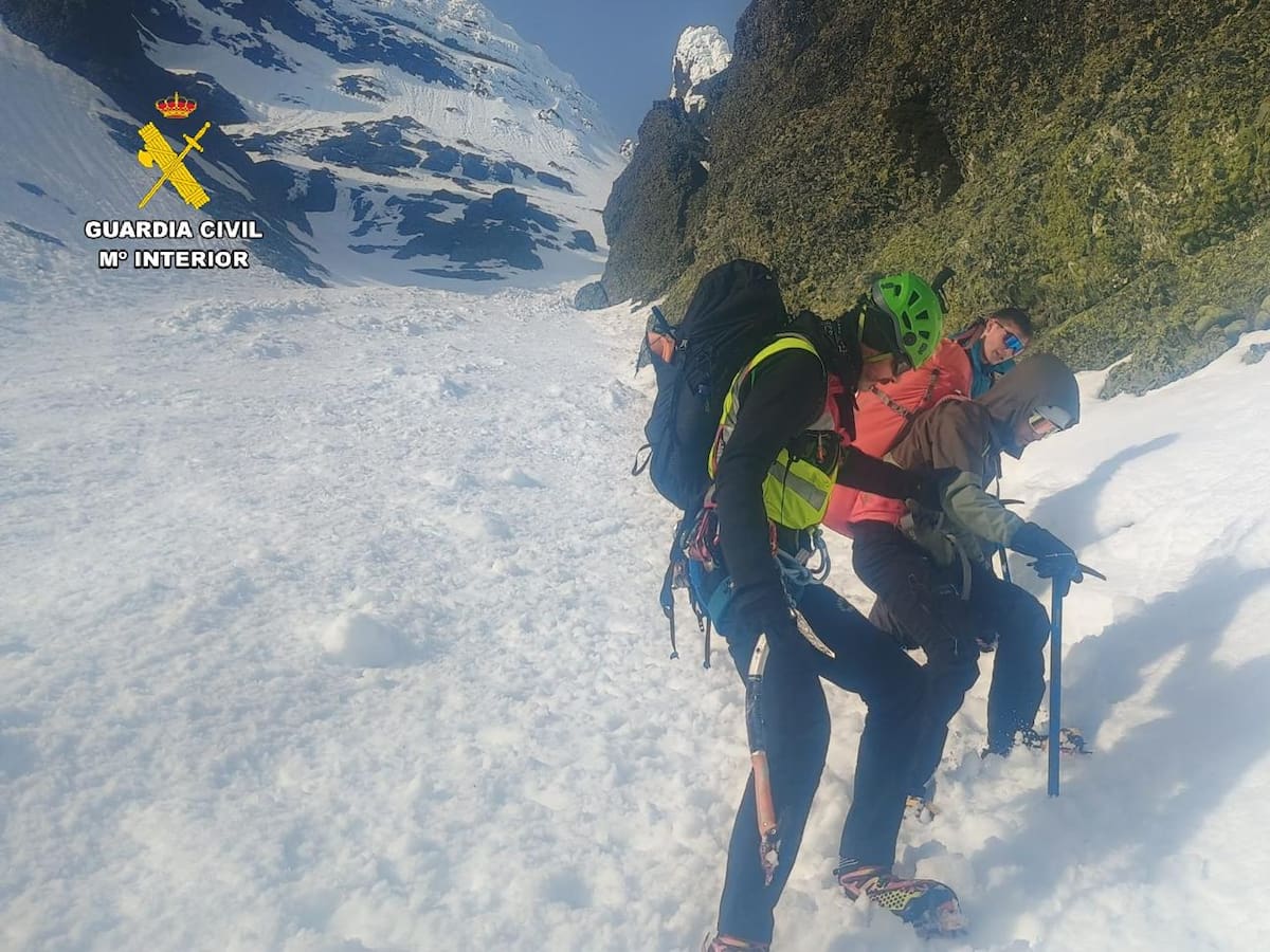La Guardia Civil rescata a tres montañeros atrapados en el Pico Curavacas