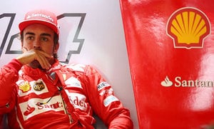 Fernando Alonso, en el box de Ferrari en Monza