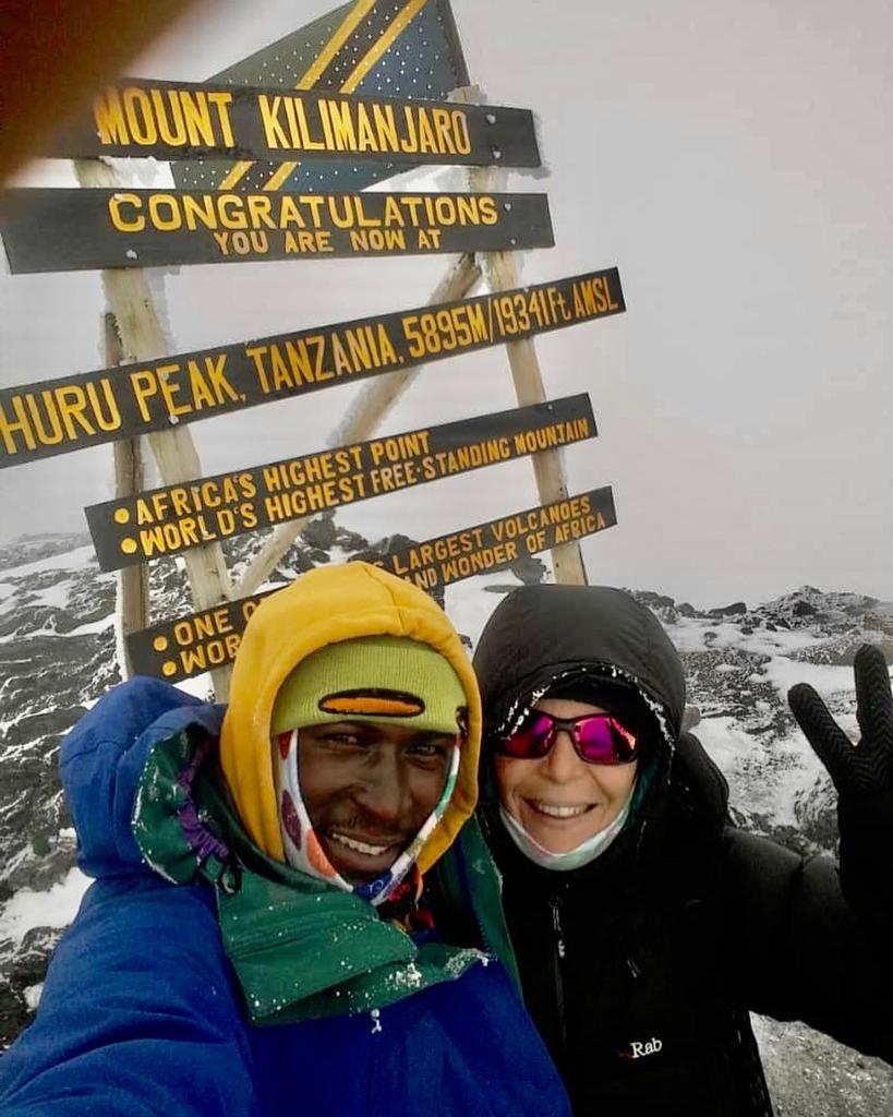 Isabella Vicente en la cumbre del Kilimanjaro con su guía