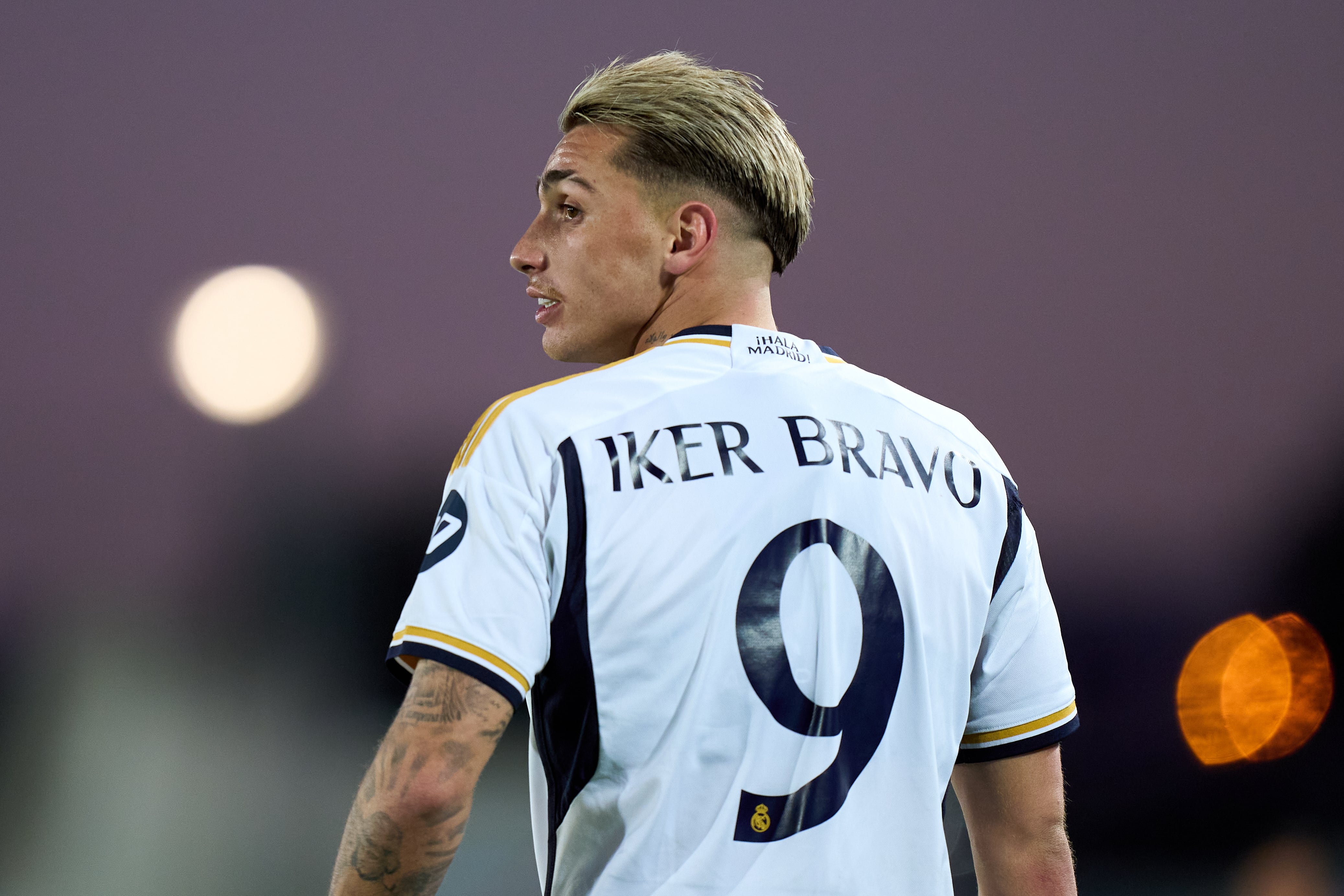 Iker Bravo con la camiseta del Real Madrid