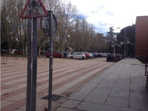 Imagen del miércoles por la mañana de uno de los aparcamientos del campus de Moncloa de la Universidad Complutense de Madrid