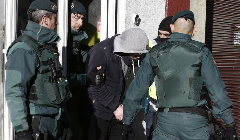 Un hombre de nacionalidad marroquí es detenido por la Guardia Civil hoy en Pamplona, al tener intención de viajar a Siria para incorporarse a las filas del DAESH