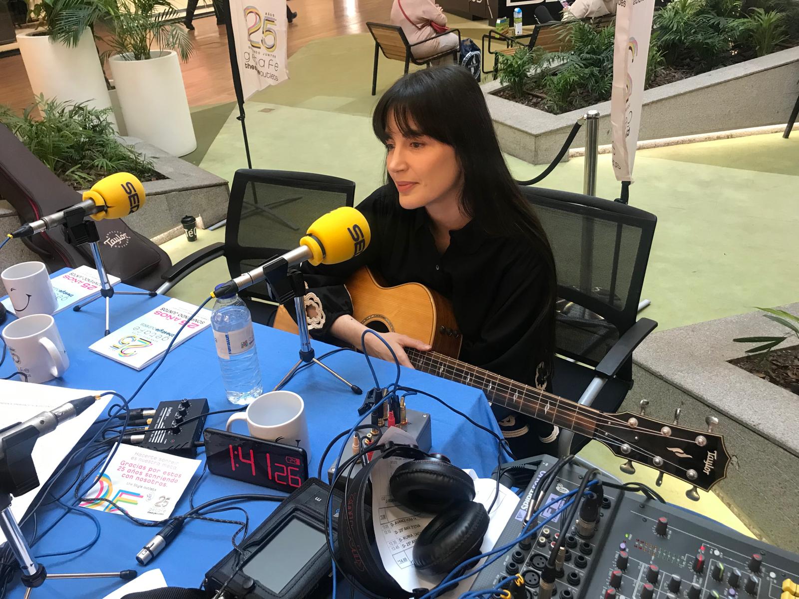 La artista Rumi durante su intervención en Hoy por Hoy Madrid Sur